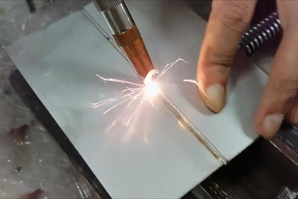 手持式激光焊接機(jī)與傳統(tǒng)焊接機(jī)比有什么優(yōu)勢(shì)？